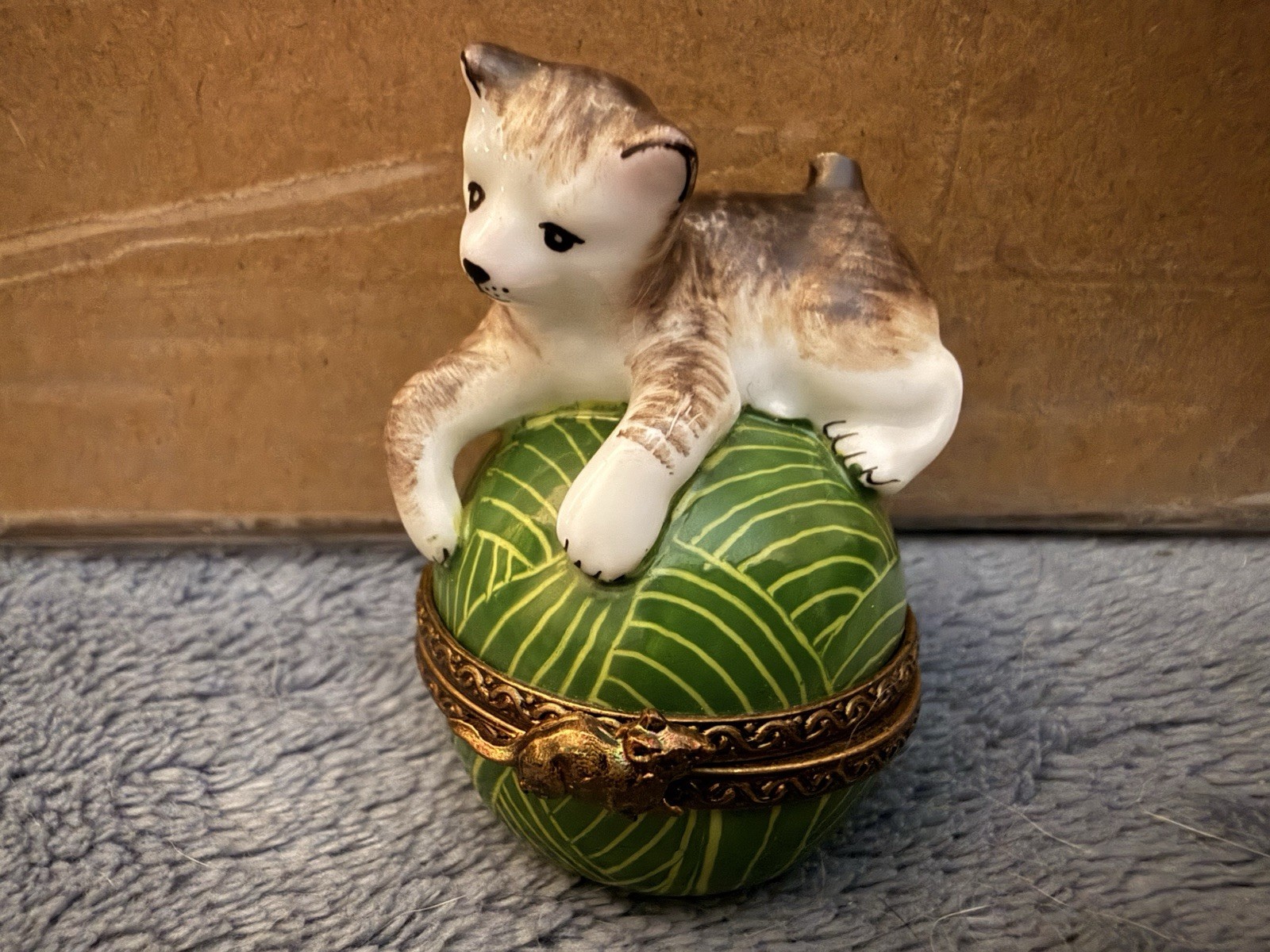 Limoges France Peint Main Porcelain Cat on Ball Hinged Trinket Box chip on tail