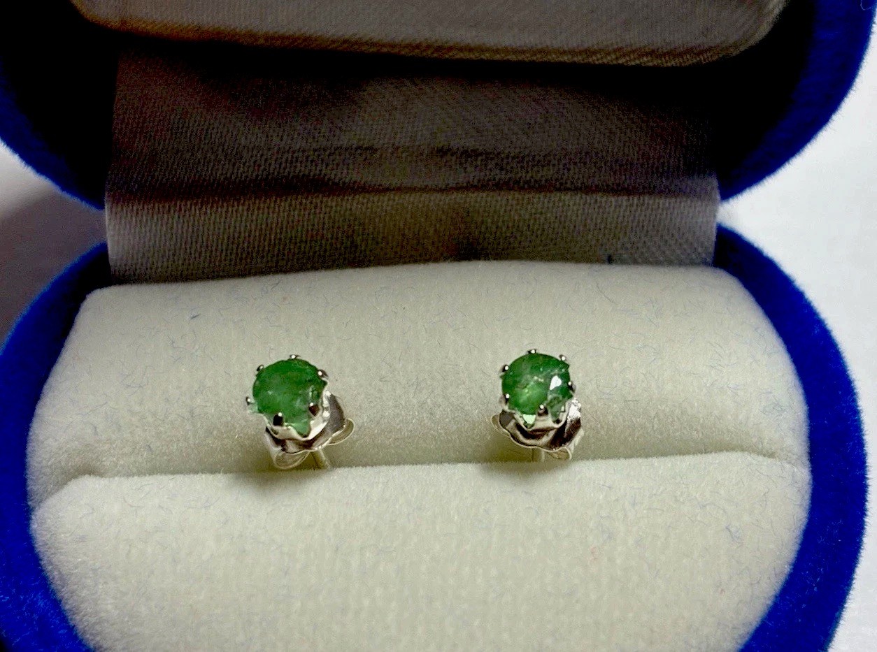 Stunning Natural Green Emerald Stud Earrings Stamped S925 Silver Setting New-BIN Stunning Natural Green Emerald Stud Earrings Stamped S925 Silver Setting New-BIN