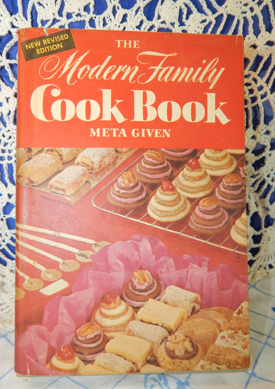 Vintage The Modern Family Cook Book Meta Given 1961 Hardcover Very Good Cond. Vintage The Modern Family Cook Book Meta Given 1961 Hardcover Very Good Cond.