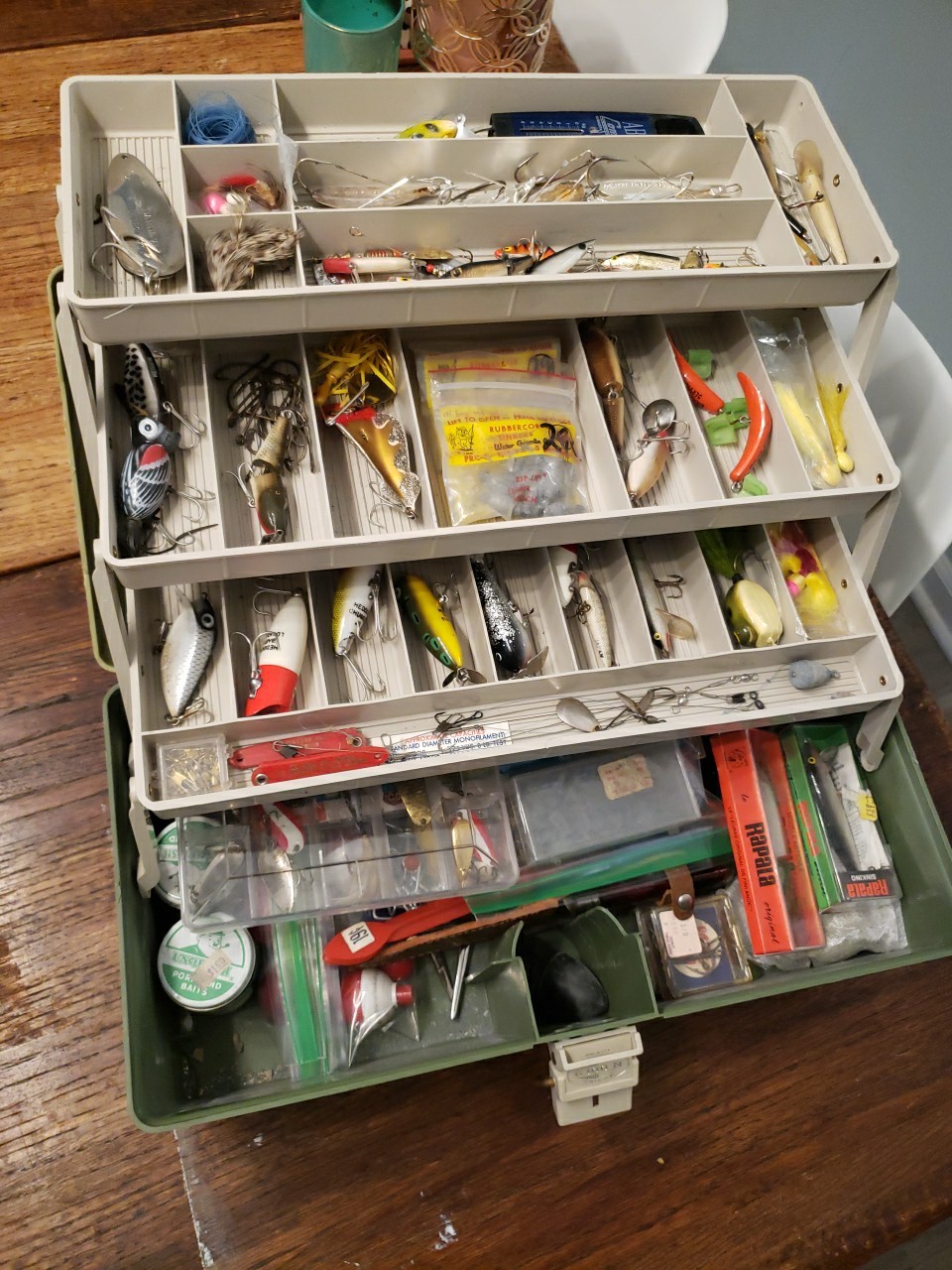VINTAGE TACKLE BOX FULL OF VINTAGE FISHING LURES