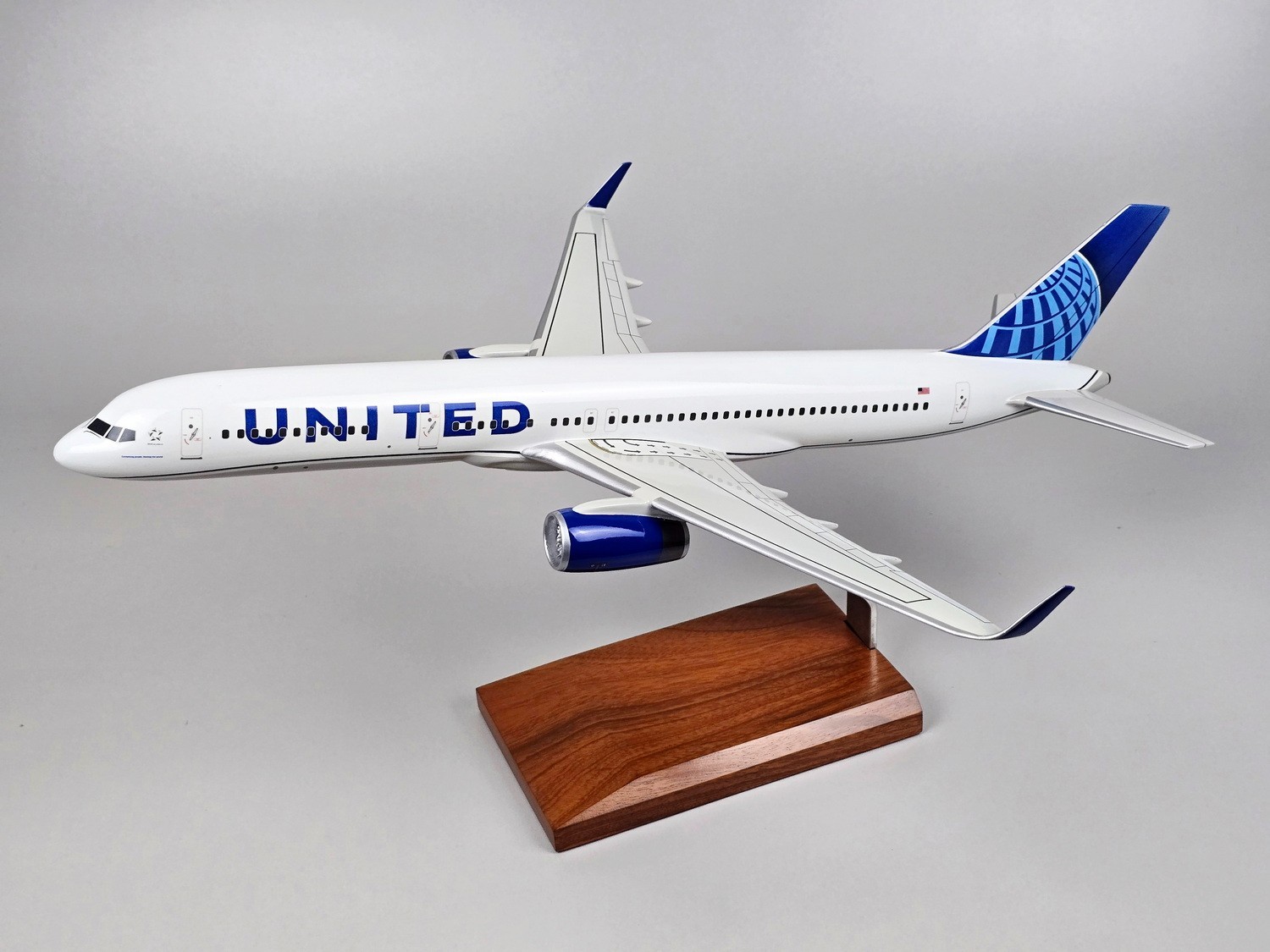 757-200 Boeing United Airlines EVO livery aircraft airplane model 1/100 757-200 Boeing United Airlines EVO livery aircraft airplane model 1/100