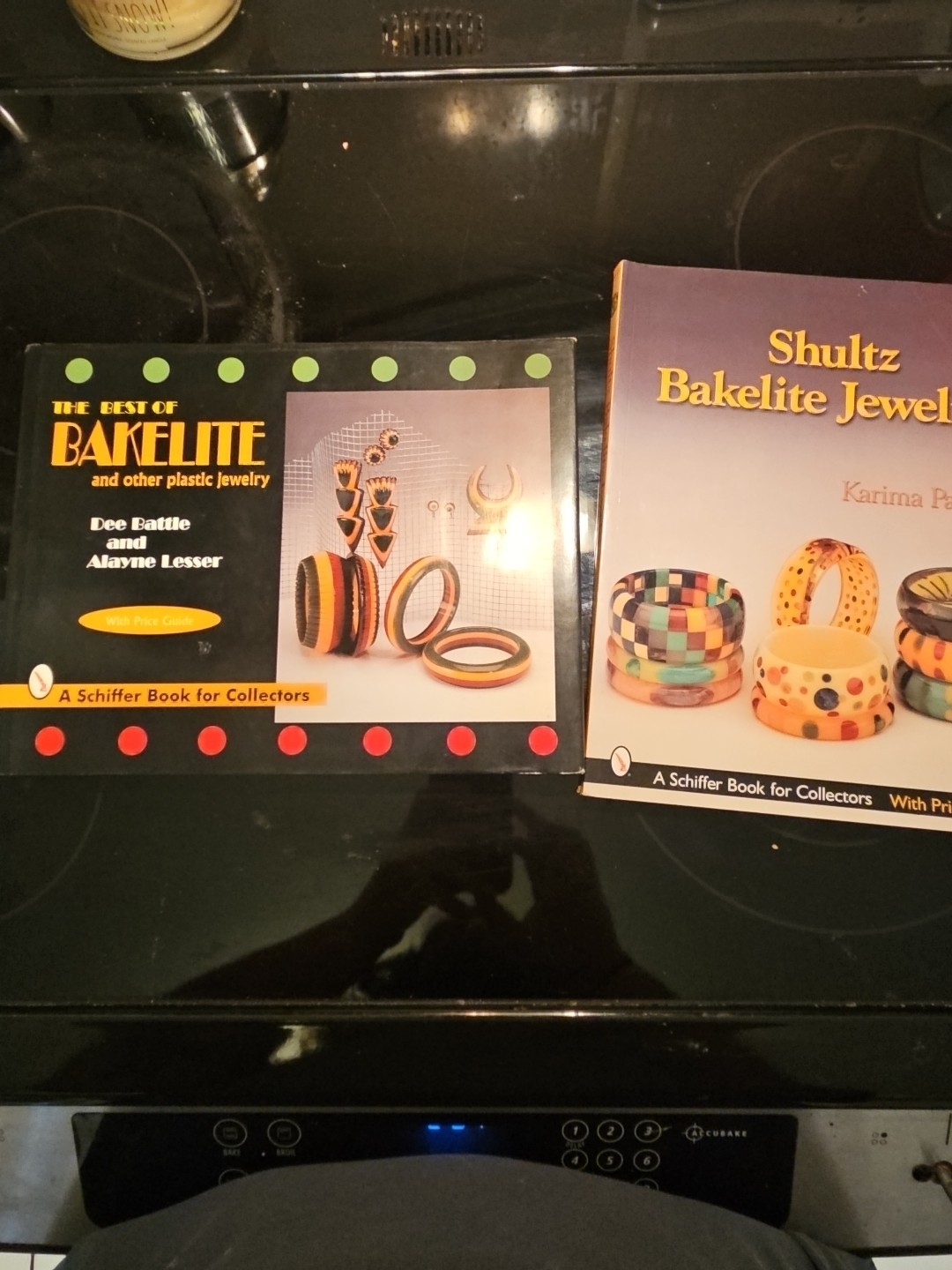 The Best of Bakelite and other Plastic Jewelry by D. Battle & A. Lesser 1996 HC 