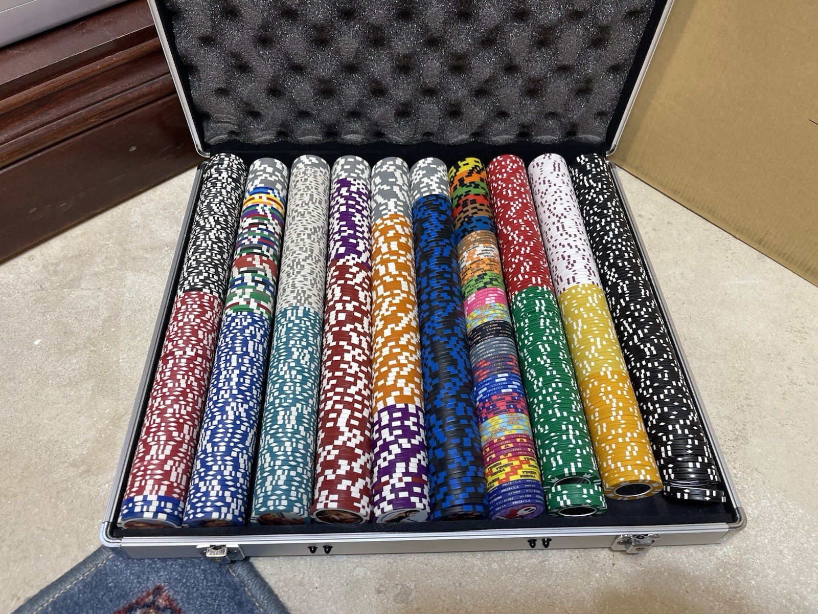 1000+ Poker Chip Mixed Lot w/ Aluminum Case, Vintage Pin-up, Super Mario, M&M's