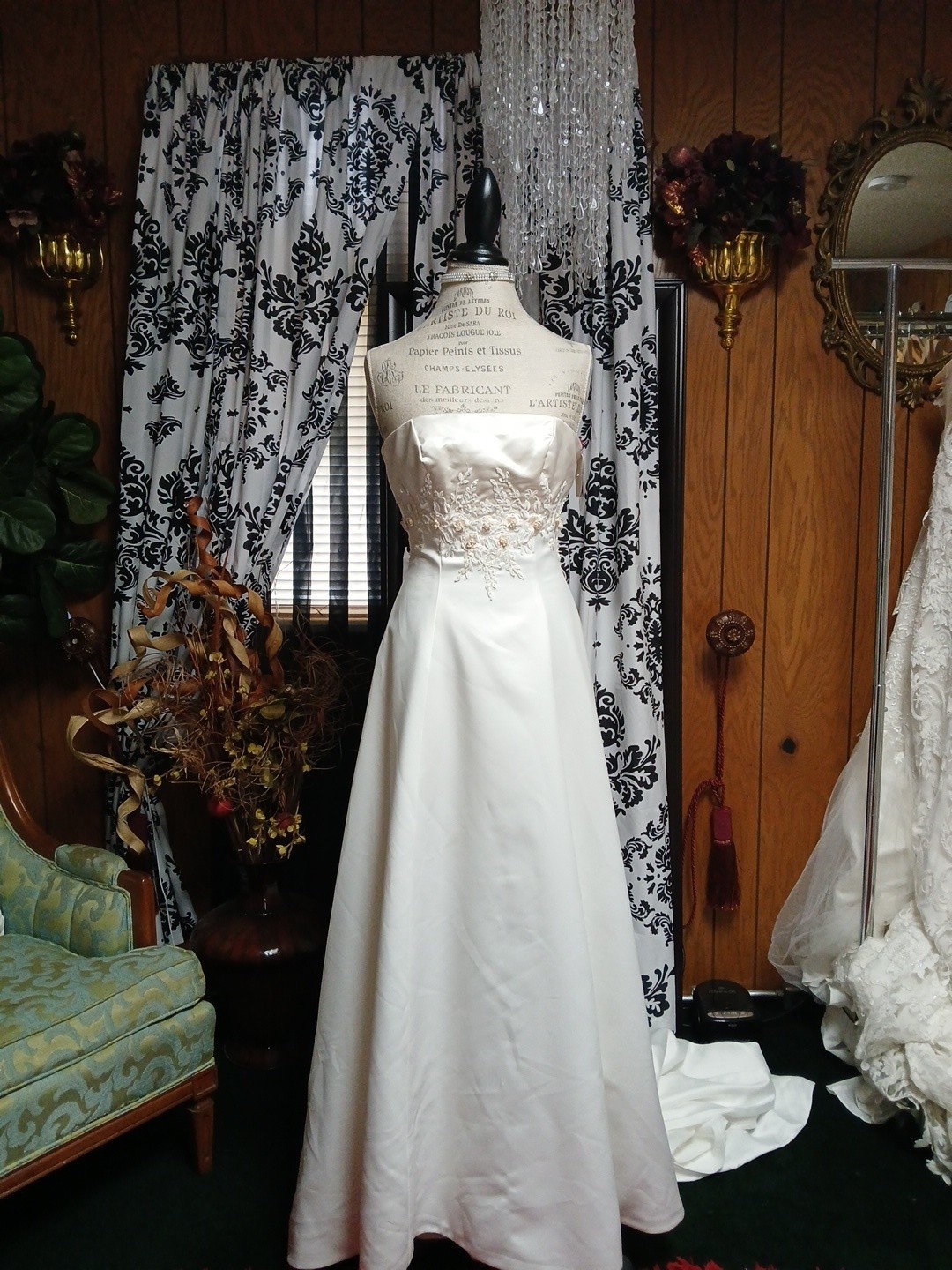 Mori Lee Ivory Wedding Dress With Floral Embroidery Size 6 Mori Lee Ivory Wedding Dress With Floral Embroidery Size 6