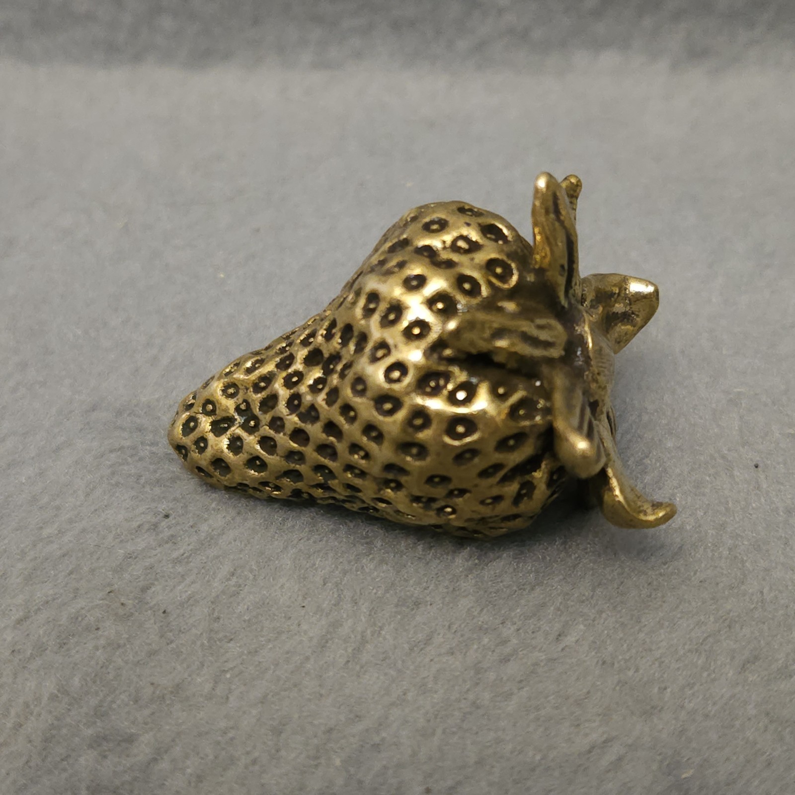 Vintage Knick Knacks Solid Brass Strawberry Fruit Sculpture for Home Decor Vintage Knick Knacks Solid Brass Strawberry Fruit Sculpture for Home Decor