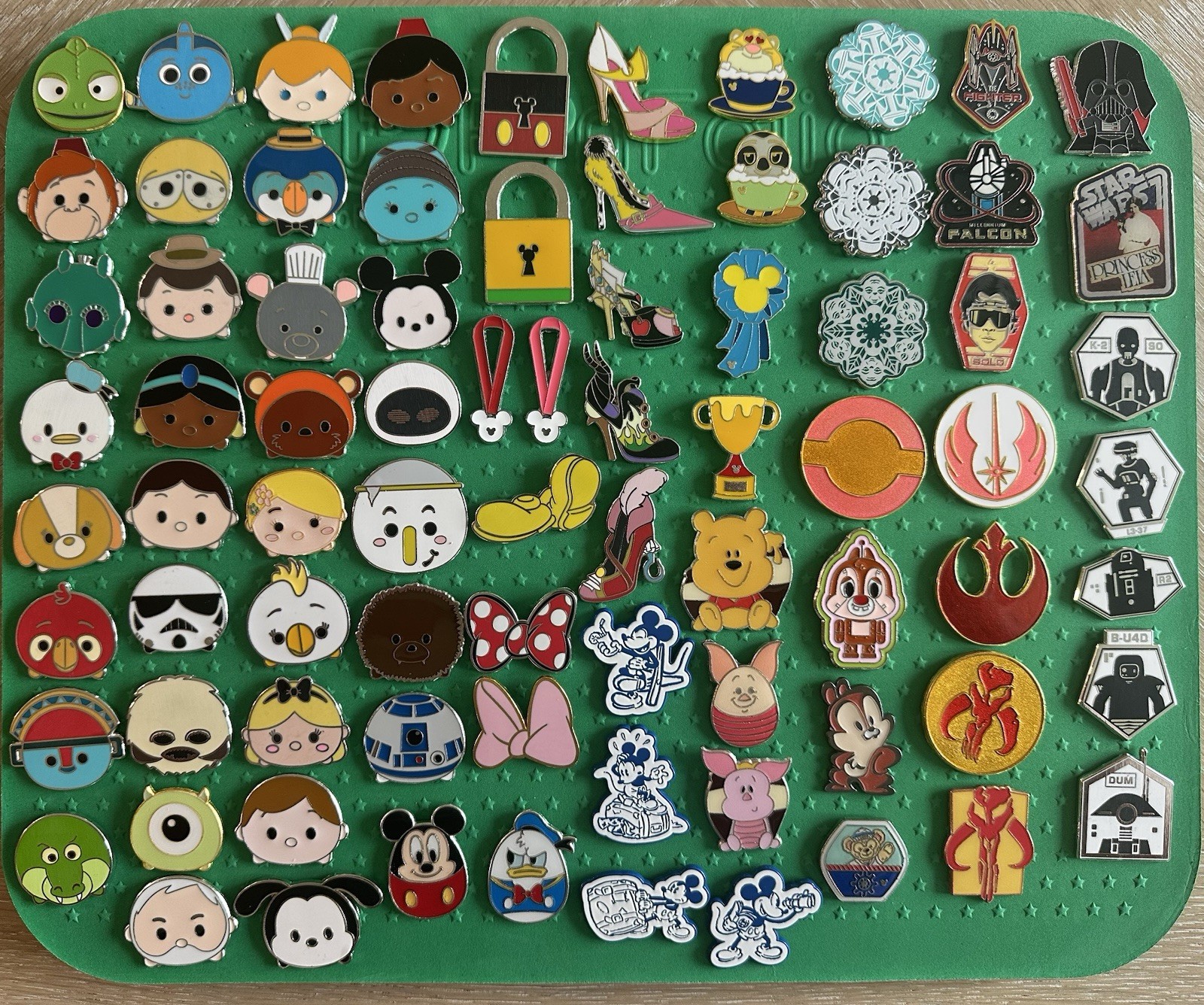 Disney Trading Pins - 250 Pins - Disney Trading Pins - 250 Pins -