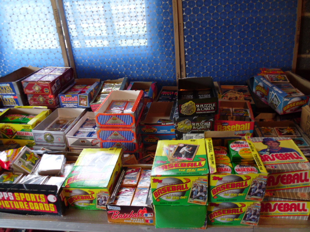 COLOSSAL VINTAGE SPORTSCARDS COLLECTION WITH OLD UNOPENED PACKS FREE MANTLE COLOSSAL VINTAGE SPORTSCARDS COLLECTION WITH OLD UNOPENED PACKS FREE MANTLE