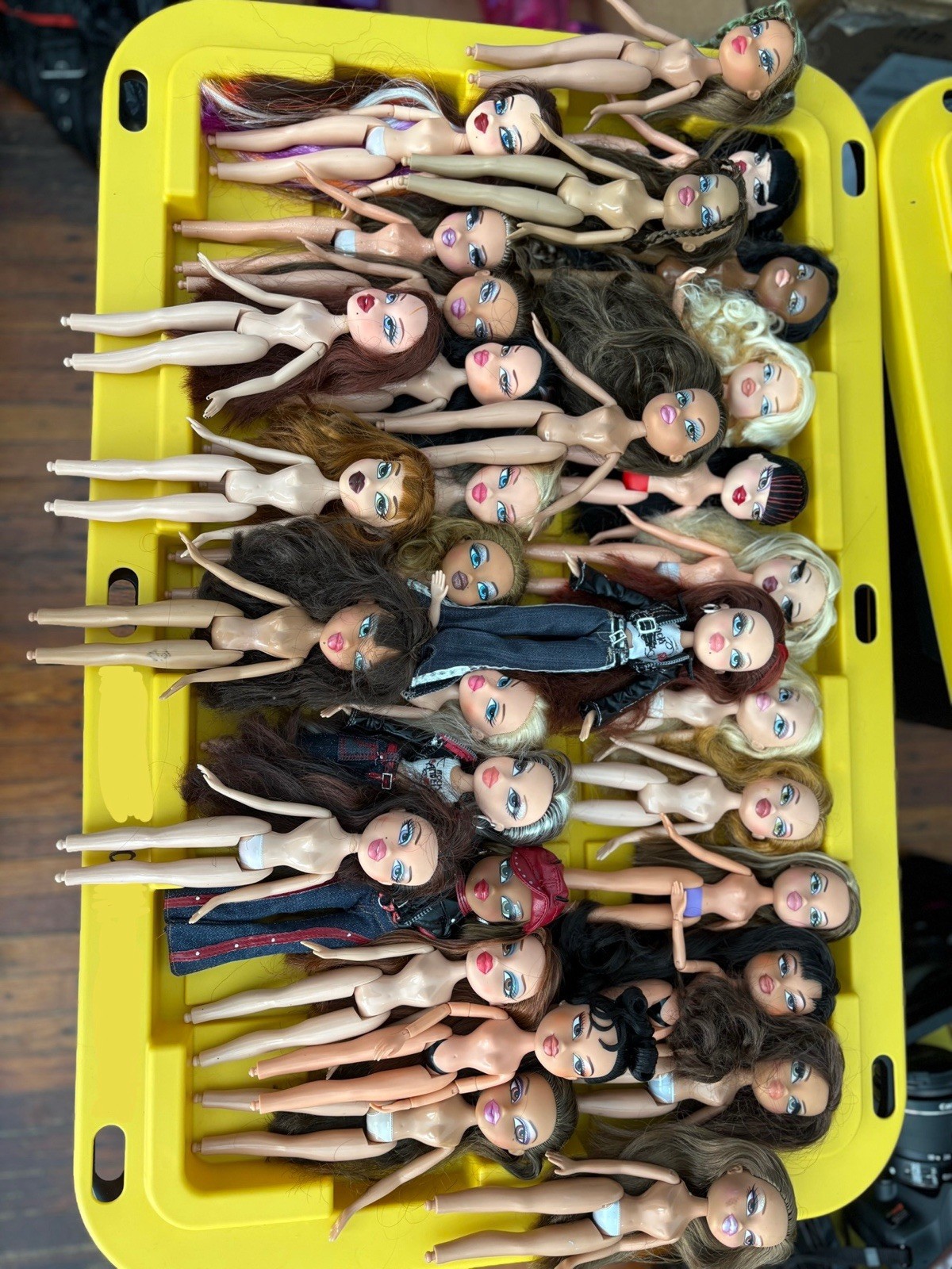 LOT of 40 BRATZ, Barbie LOT of 40 BRATZ, Barbie