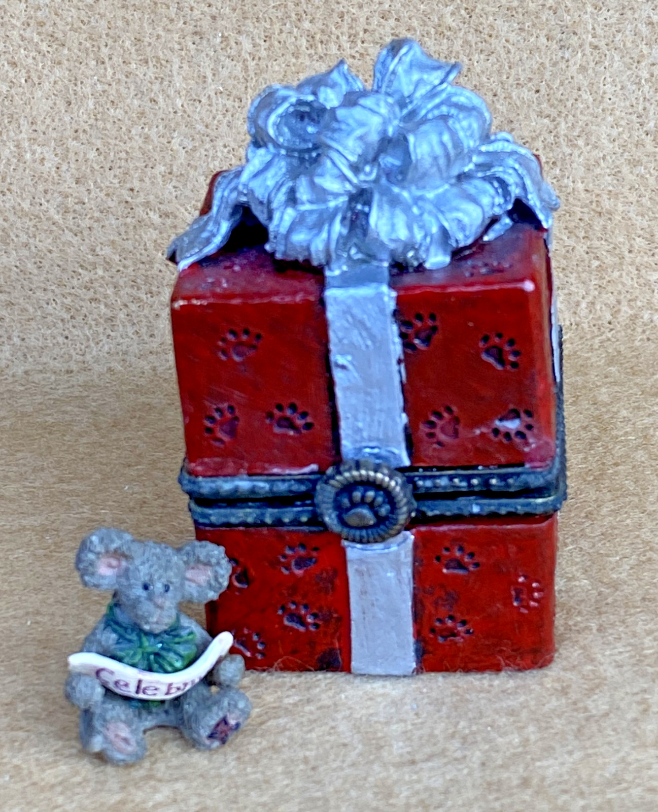 Boyds Bears 2013 Winston’s Gift Box with Joy McNibble NEW IN BOX 1161/3600 Boyds Bears 2013 Winston’s Gift Box with Joy McNibble NEW IN BOX 1161/3600