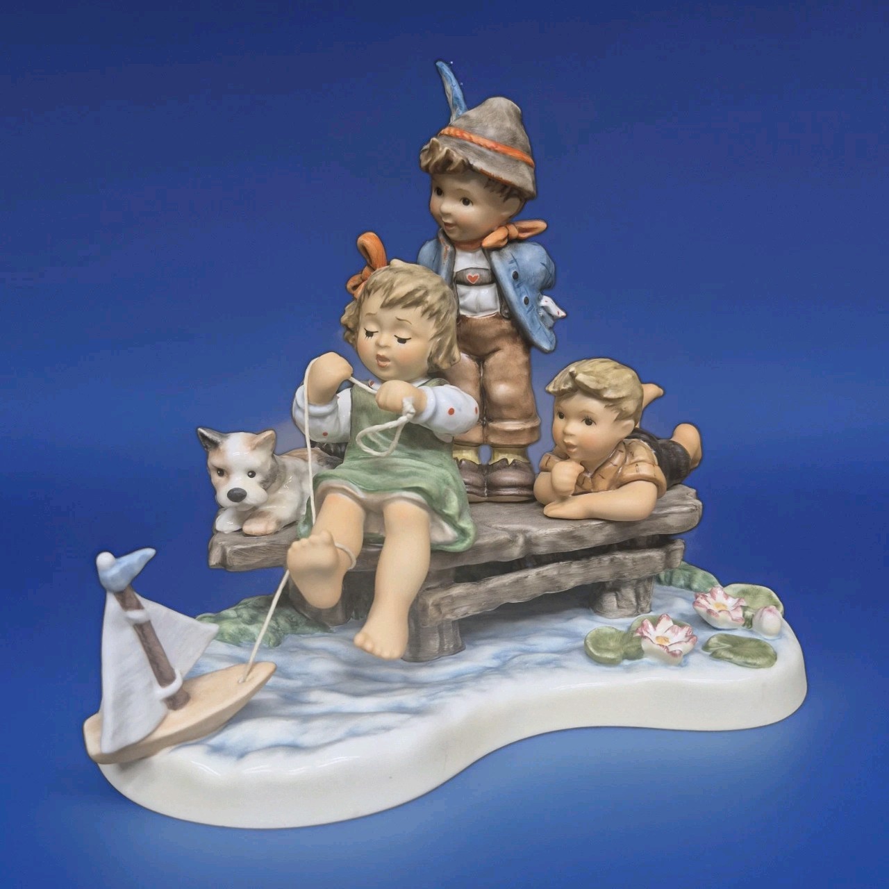 HUMMEL “SAILING LESSON” HUM 2290 MOMENTS IN TIME COLLECTION 2008 MINT NO BOX HUMMEL “SAILING LESSON” HUM 2290 MOMENTS IN TIME COLLECTION 2008 MINT NO BOX