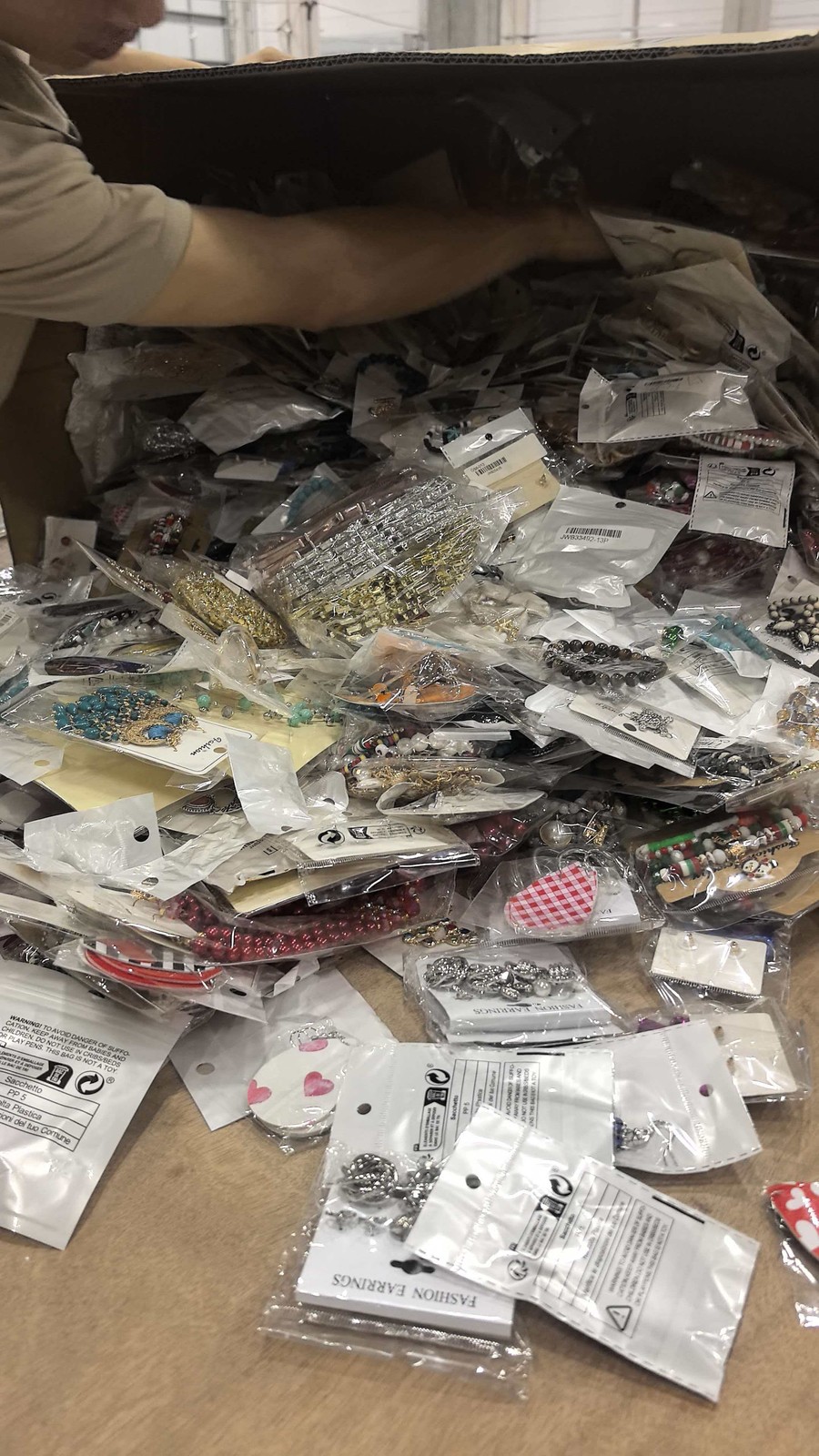 100PCS Mystery Bulk Lot Jewelry Earrings Rings Necklaces Bracelets USA Free PP 100PCS Mystery Bulk Lot Jewelry Earrings Rings Necklaces Bracelets USA Free PP