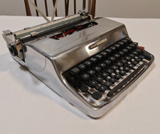 OLIVETTI LETTERA 32. M. NIZZOLI DESIGN. STANDARD ELITE FONT 03. SPANISH LAYOUT. picture