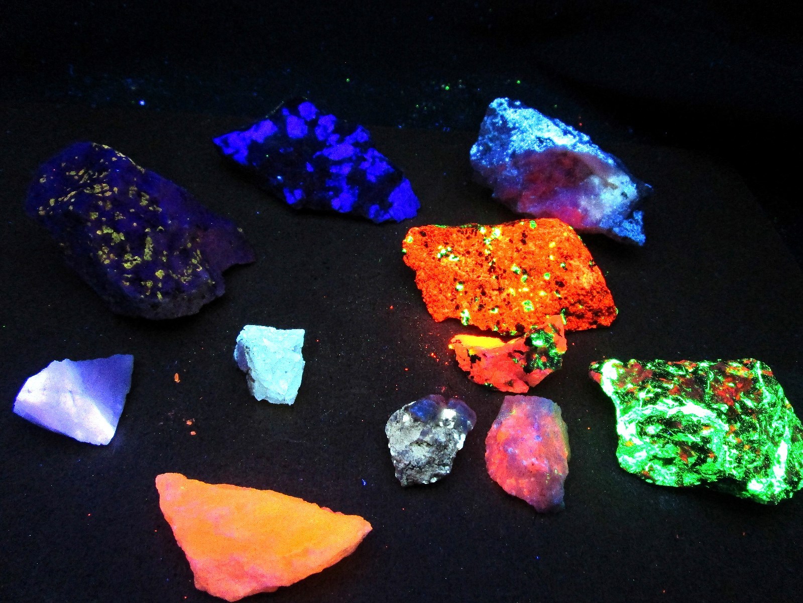 Up to 8 Colors 1 pound Fluorescent mineral rock crystal quality variety box Up to 8 Colors 1 pound Fluorescent mineral rock crystal quality variety box